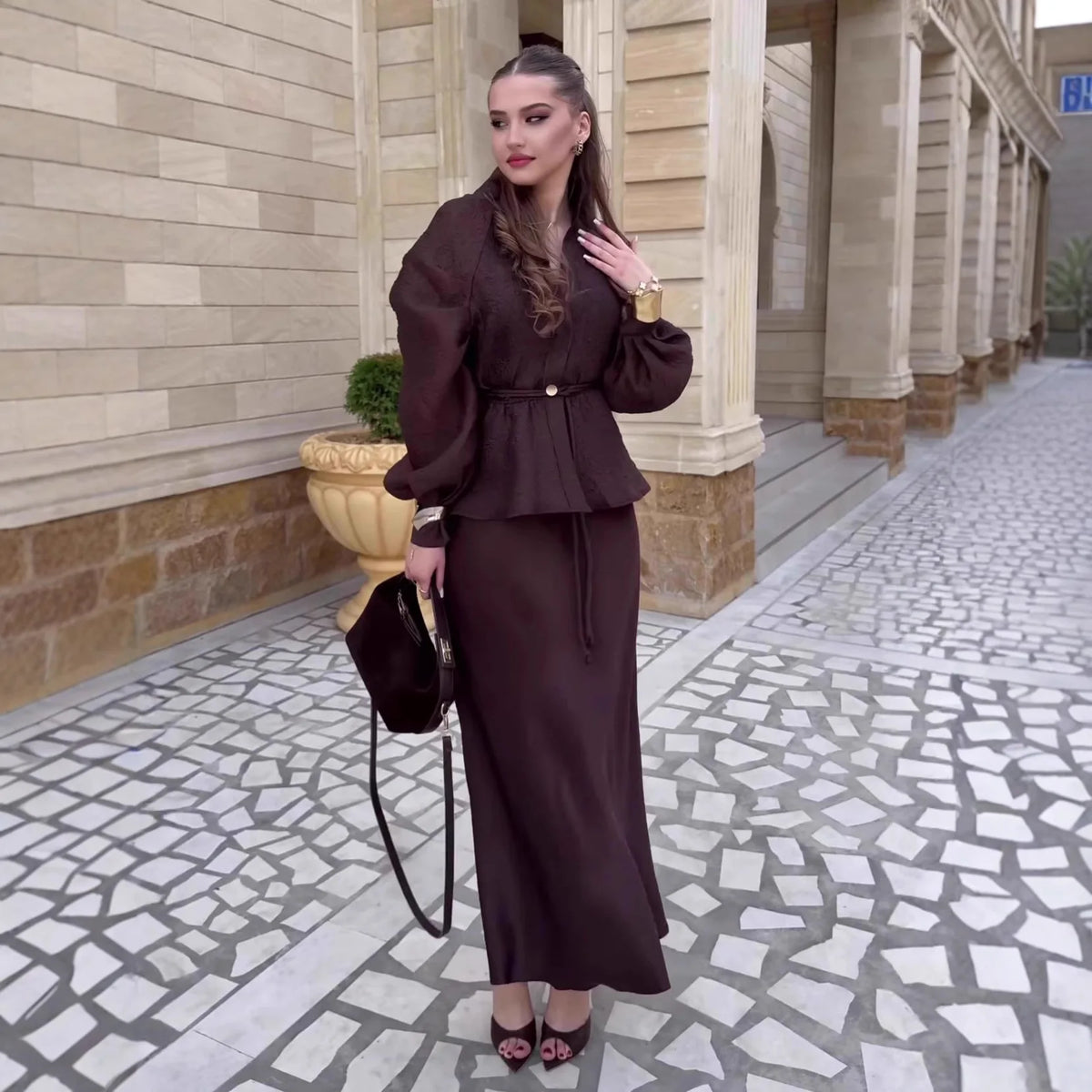Conjunto Elegante Marrón Chocolate de Dos Piezas – Blusa con Ajuste y Falda Larga