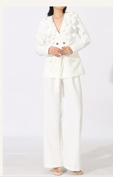 Conjunto Elegante de Blazer Cruzado con Apliques Florales 3D y Pantalón de Bota Ancha - Blanco