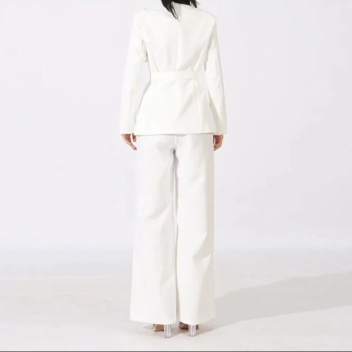 Conjunto Elegante de Blazer Cruzado con Apliques Florales 3D y Pantalón de Bota Ancha - Blanco