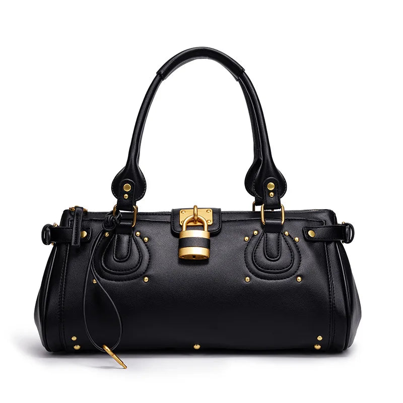 Bolso de Hombro de Piel en Negro con Candado Dorado y Tachuelas