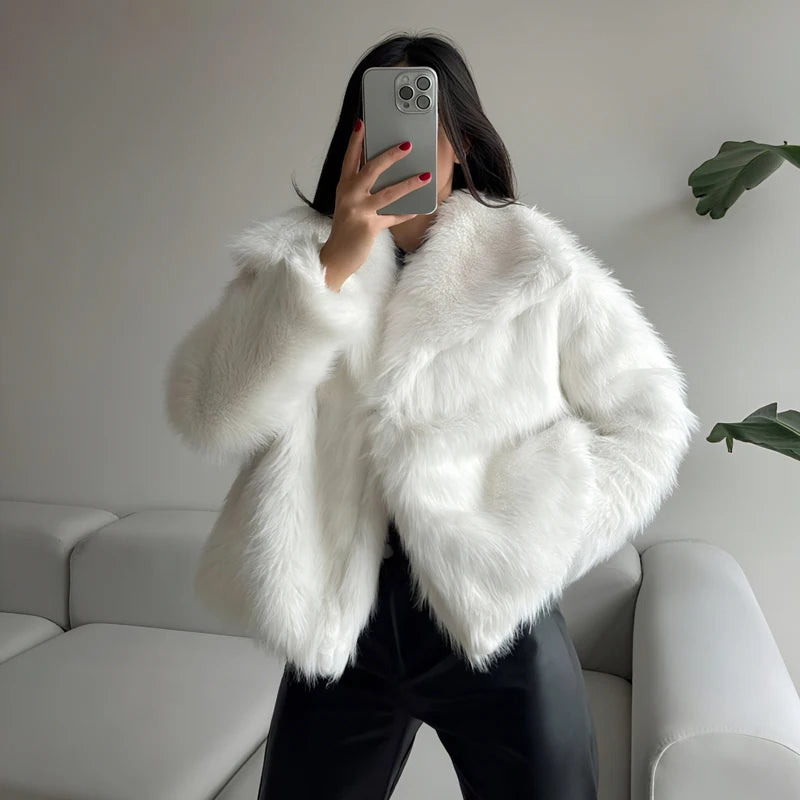 Chaqueta Corta de Pelo Sintético con Solapa Elegante - Alurea