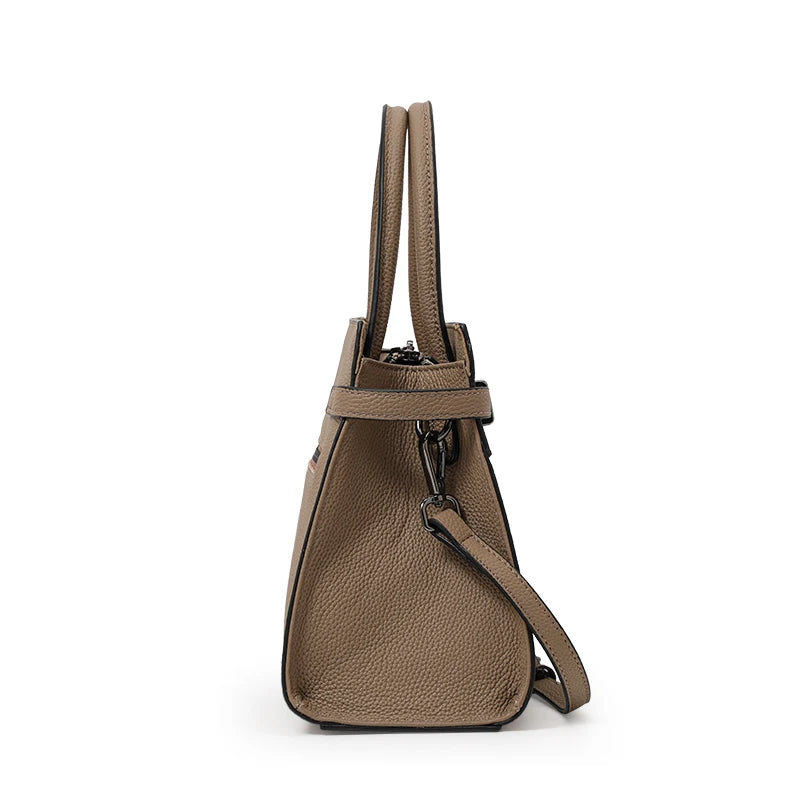 Bolso de Mano Estructurado con Detalle de Cinturón y Correa Ajustable