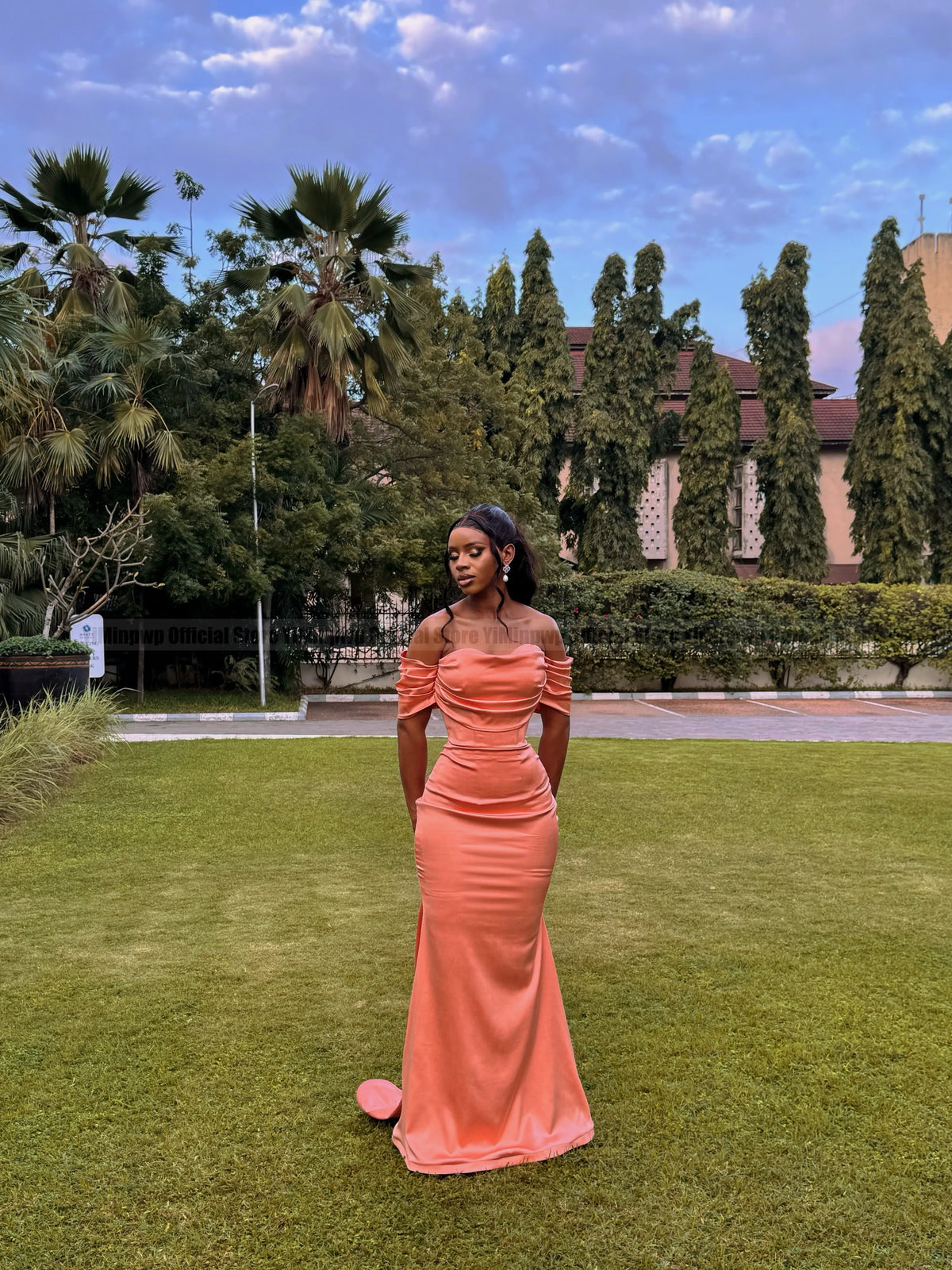 Vestido Largo Elegante de Corte Sirena con Escote Hombros Caídos y Drapeado