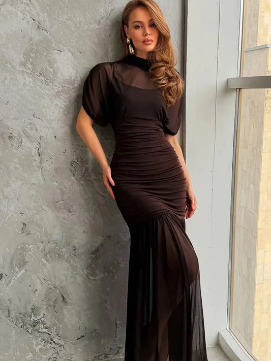 Sofisticación y sensualidad sutil en un diseño envolvente con transparencias que define tu figura.