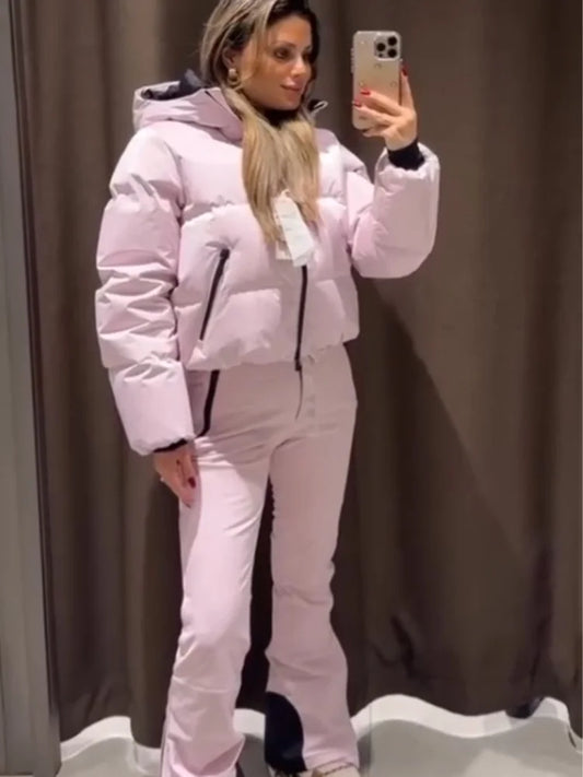 Traje de Esquí de Dos Piezas: Chaqueta Acolchada Crop con Capucha y Pantalón Ajustado - Rosa Pasteles