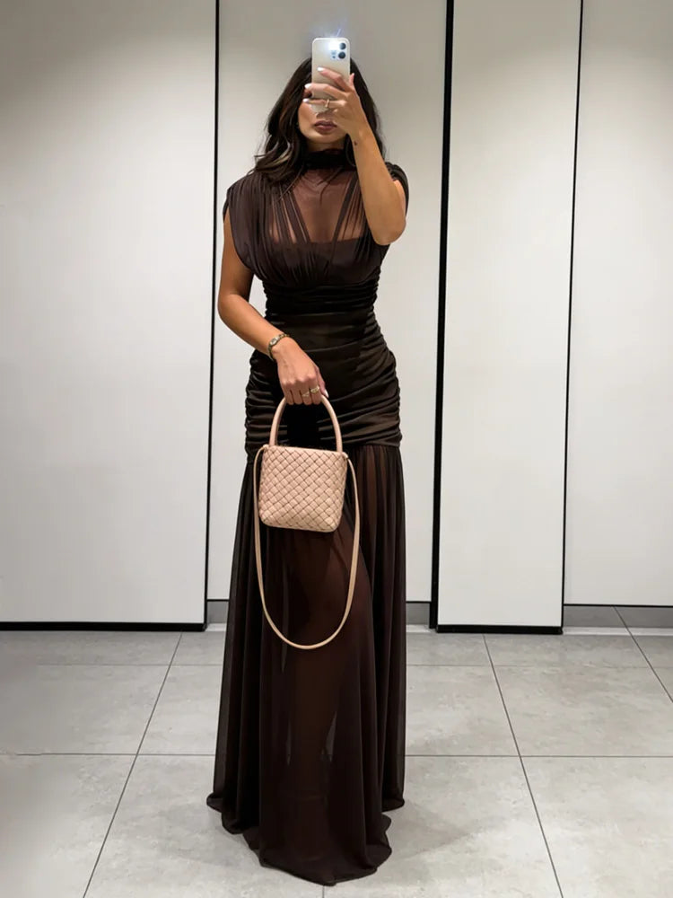 Sofisticación y sensualidad sutil en un diseño envolvente con transparencias que define tu figura.