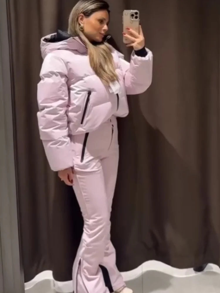 Traje de Esquí de Dos Piezas: Chaqueta Acolchada Crop con Capucha y Pantalón Ajustado - Rosa Pasteles