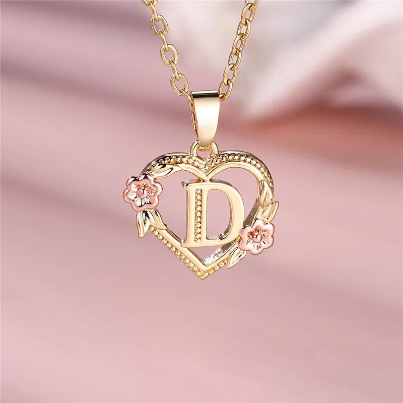Collar Inicial Corazón Floral – Cadena Personalizada de Oro con Detalle de Flores