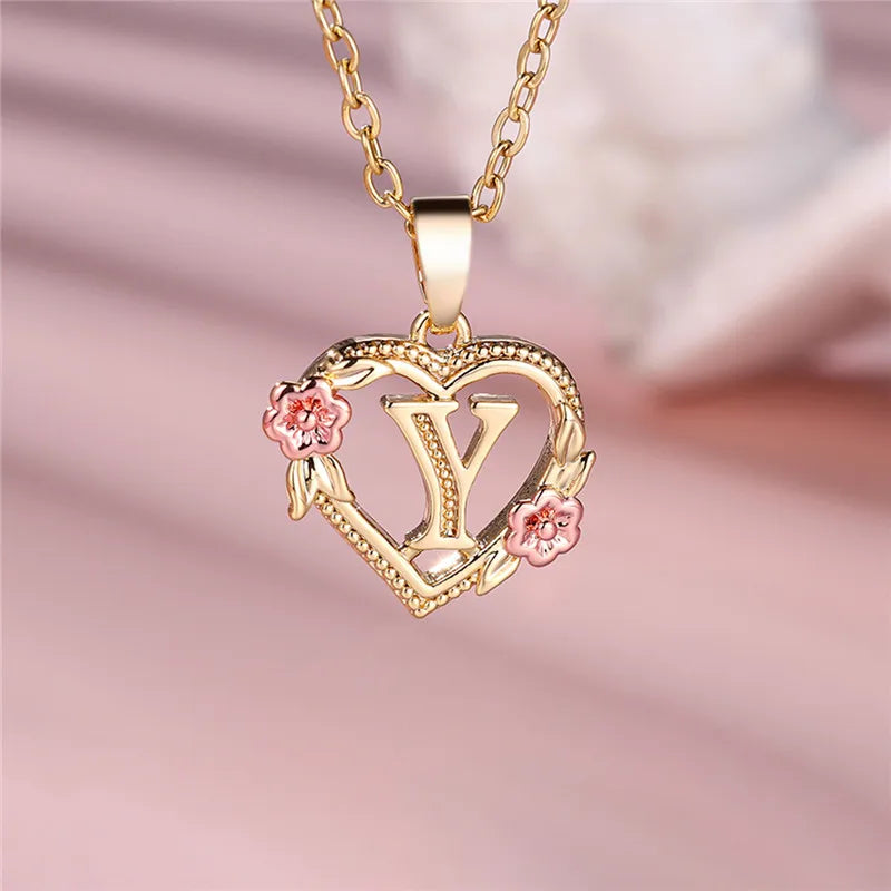 Collar Inicial Corazón Floral – Cadena Personalizada de Oro con Detalle de Flores