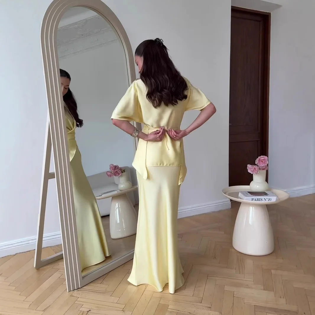 Vestido Largo Satinado con Cuello Barco y Cintura Cruzada - Amarillo Claro