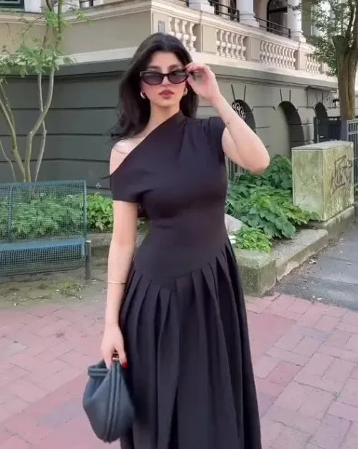 Vestido Largo Elegante de Escote Asimétrico con Falda de Tablones / Plisada
