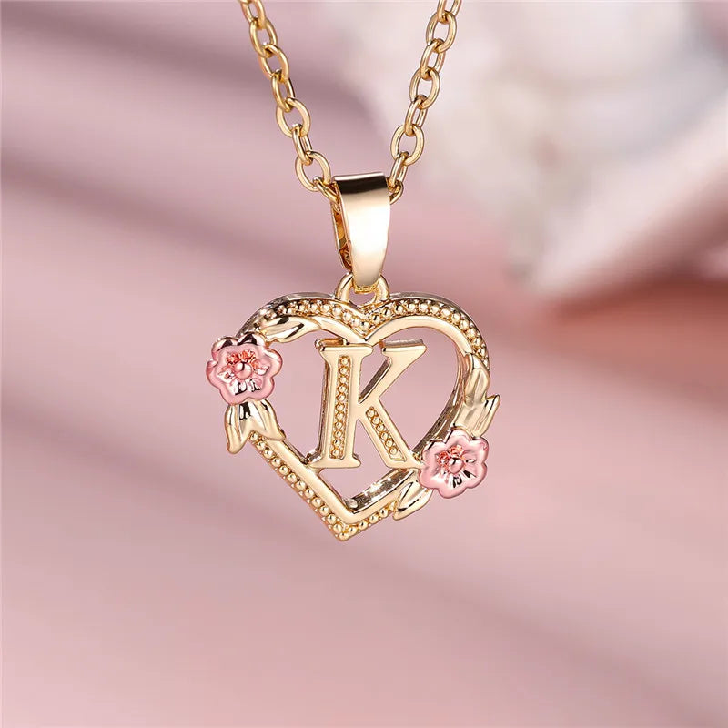 Collar Inicial Corazón Floral – Cadena Personalizada de Oro con Detalle de Flores