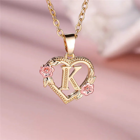 Collar Inicial Corazón Floral – Cadena Personalizada de Oro con Detalle de Flores