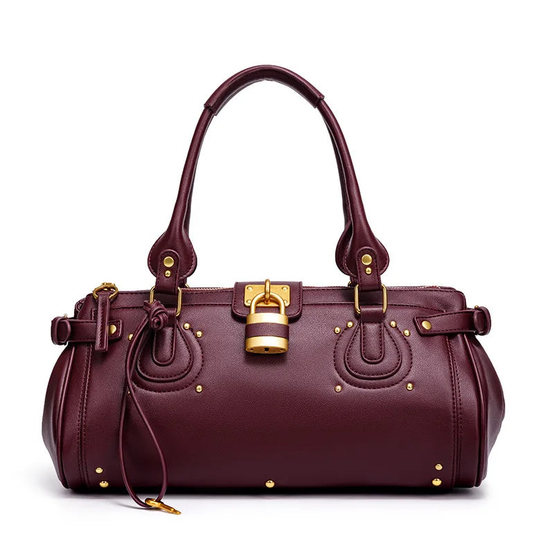 Bolso de Hombro de Piel en Negro con Candado Dorado y Tachuelas