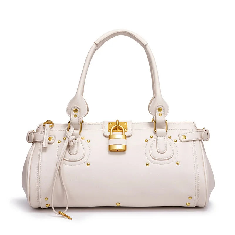 Bolso de Hombro de Piel en Negro con Candado Dorado y Tachuelas