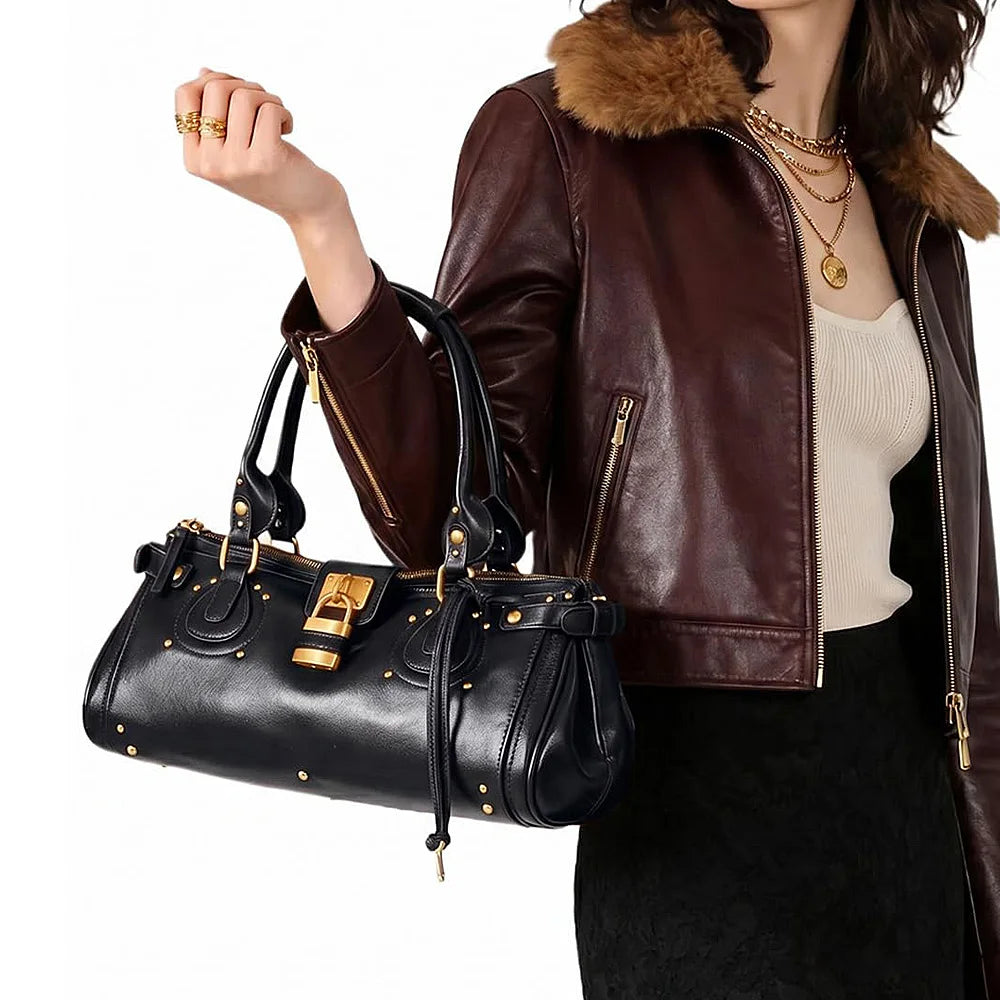 Bolso de Hombro de Piel en Negro con Candado Dorado y Tachuelas