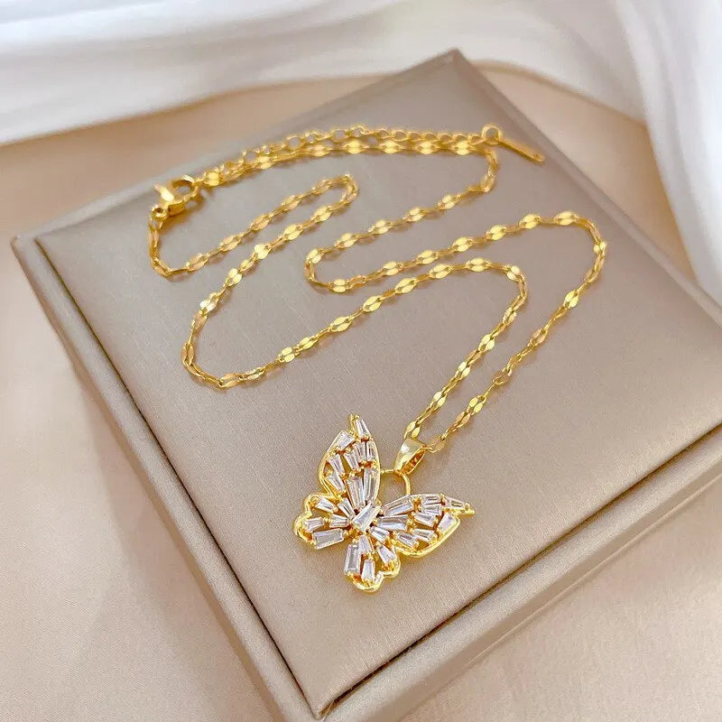 Collar Mariposa de Cristal Brillante – Cadena Dorada con Dije de Zirconias