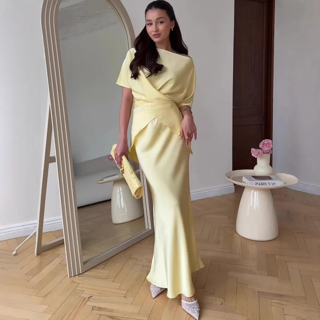 Vestido Largo Satinado con Cuello Barco y Cintura Cruzada - Amarillo Claro