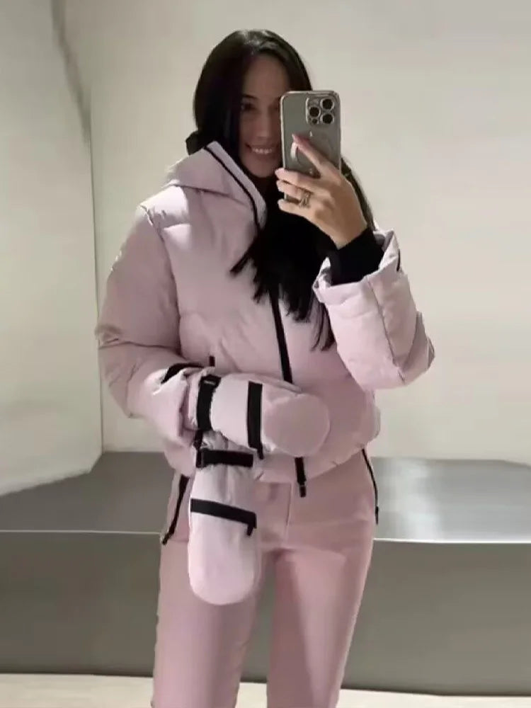 Traje de Esquí de Dos Piezas: Chaqueta Acolchada Crop con Capucha y Pantalón Ajustado - Rosa Pasteles