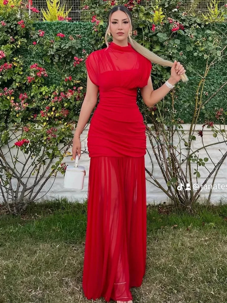 Sofisticación y sensualidad sutil en un diseño envolvente con transparencias que define tu figura.