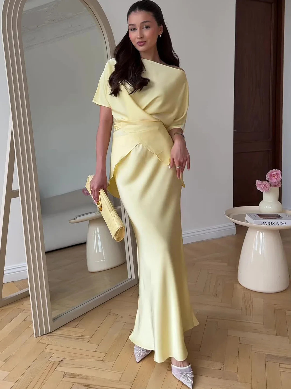 Vestido Largo Satinado con Cuello Barco y Cintura Cruzada - Amarillo Claro