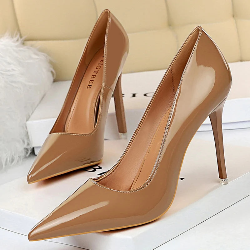 Zapatos de Salón Clásicos de Tacón Alto y Punta Fina — Alurea