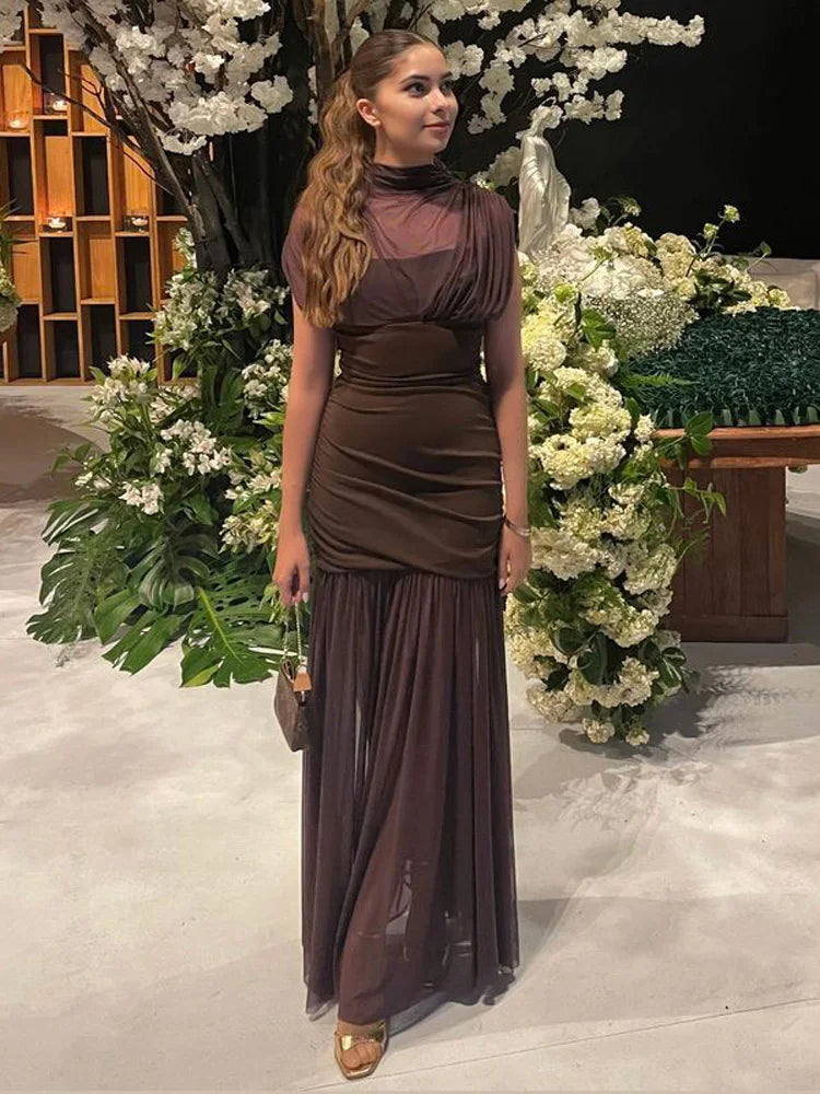 Sofisticación y sensualidad sutil en un diseño envolvente con transparencias que define tu figura.