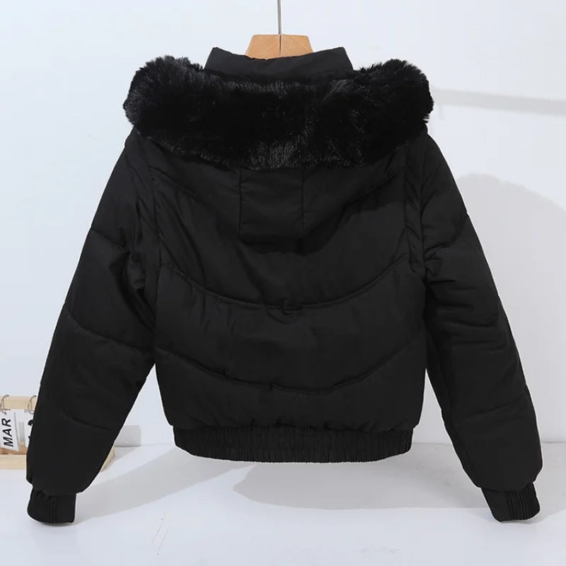 Alurea™ | Chaqueta Acolchada Corta con Capucha de Pelo y Ajuste Elástico