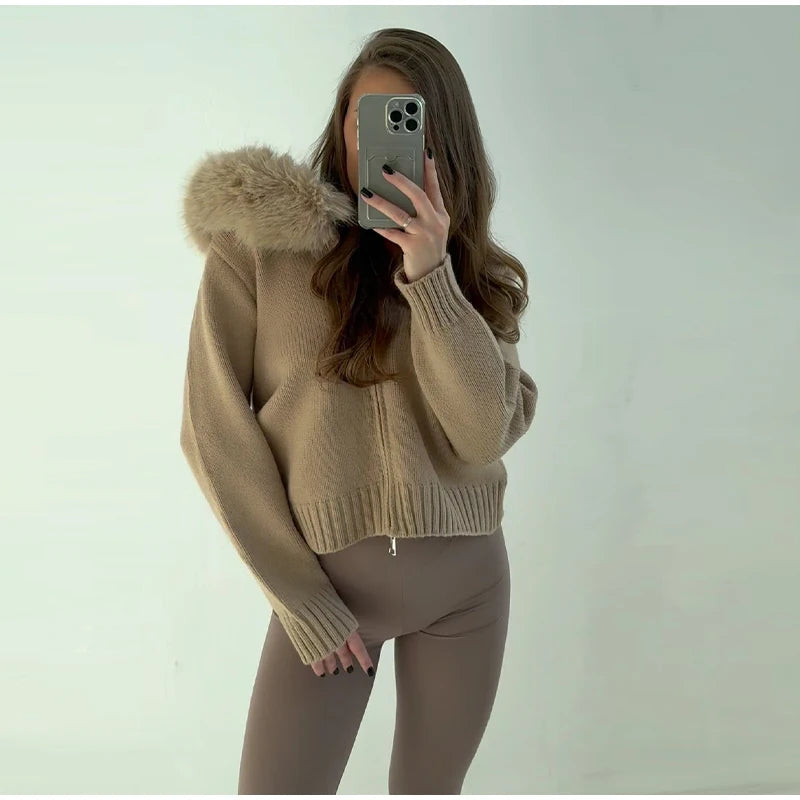 Cárdigan Premium de Punto con Cremallera y Capucha de Pelo Sintético Lujoso - Beige