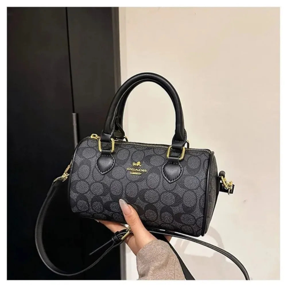 Bolso Mini Barrel Monograma – Elegancia y Estilo Casual