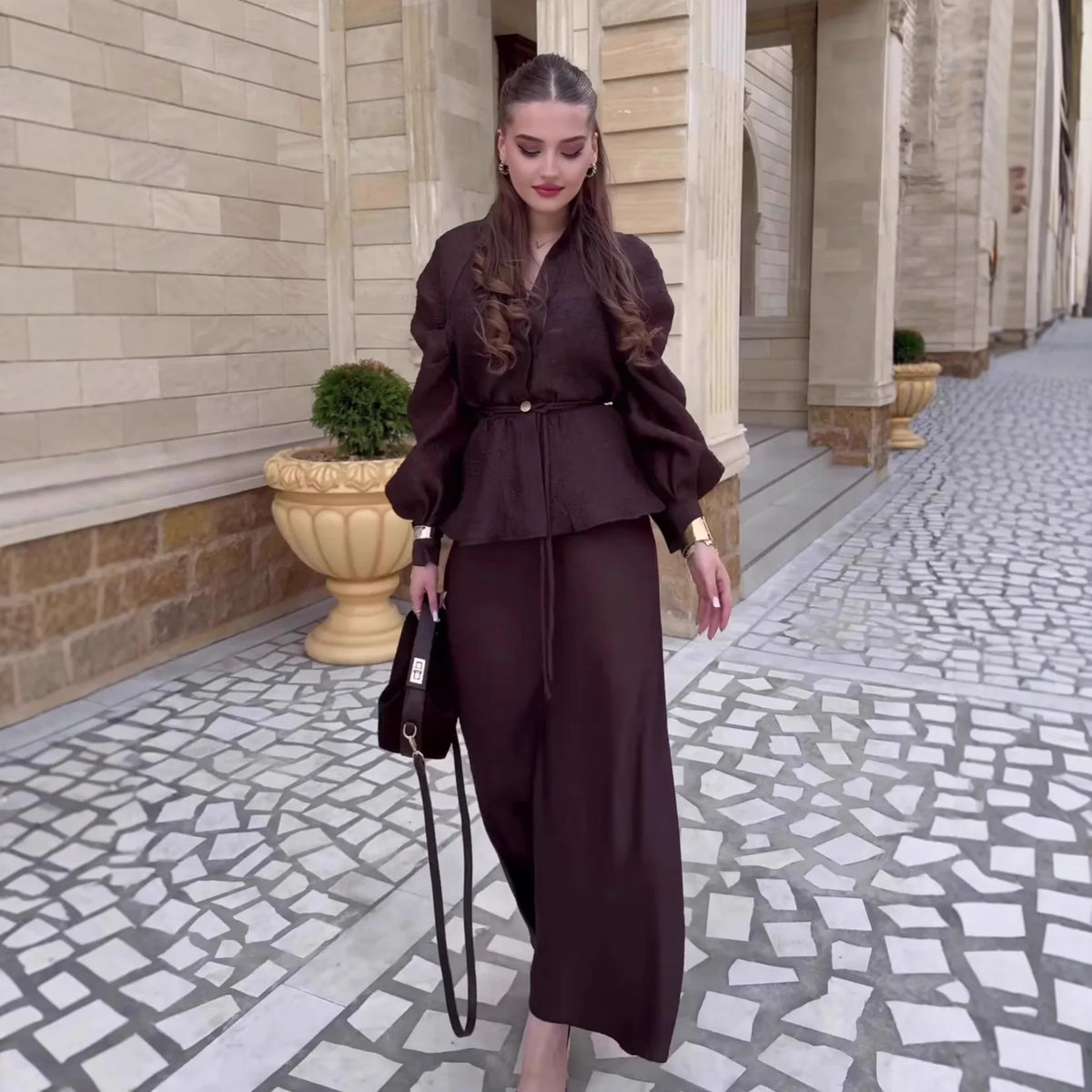 Conjunto Elegante Marrón Chocolate de Dos Piezas – Blusa con Ajuste y Falda Larga