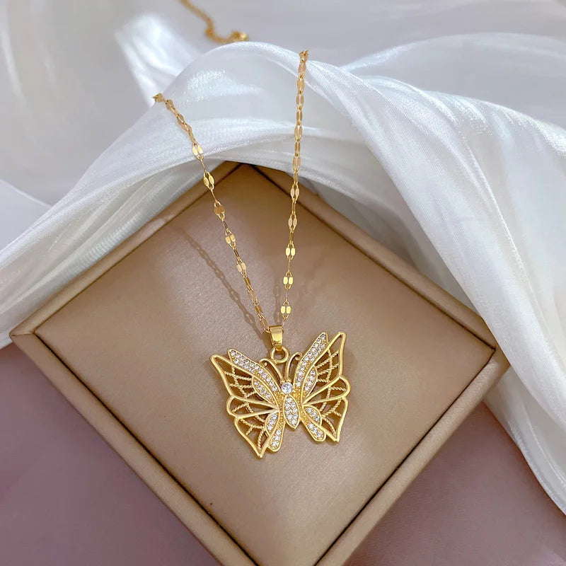 Collar Mariposa de Cristal Brillante – Cadena Dorada con Dije de Zirconias