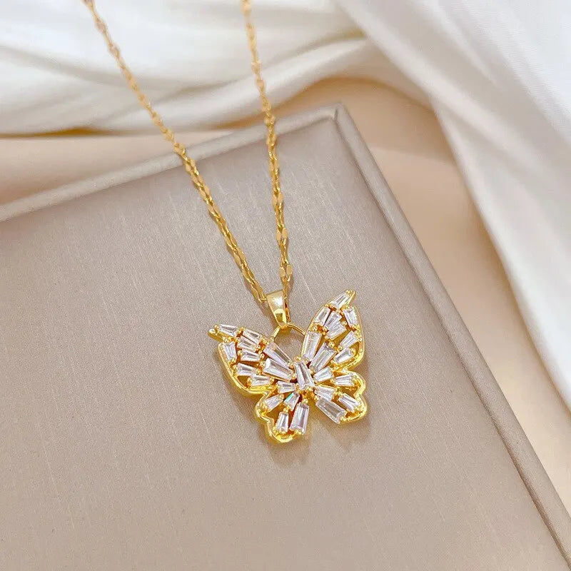 Collar Mariposa de Cristal Brillante – Cadena Dorada con Dije de Zirconias