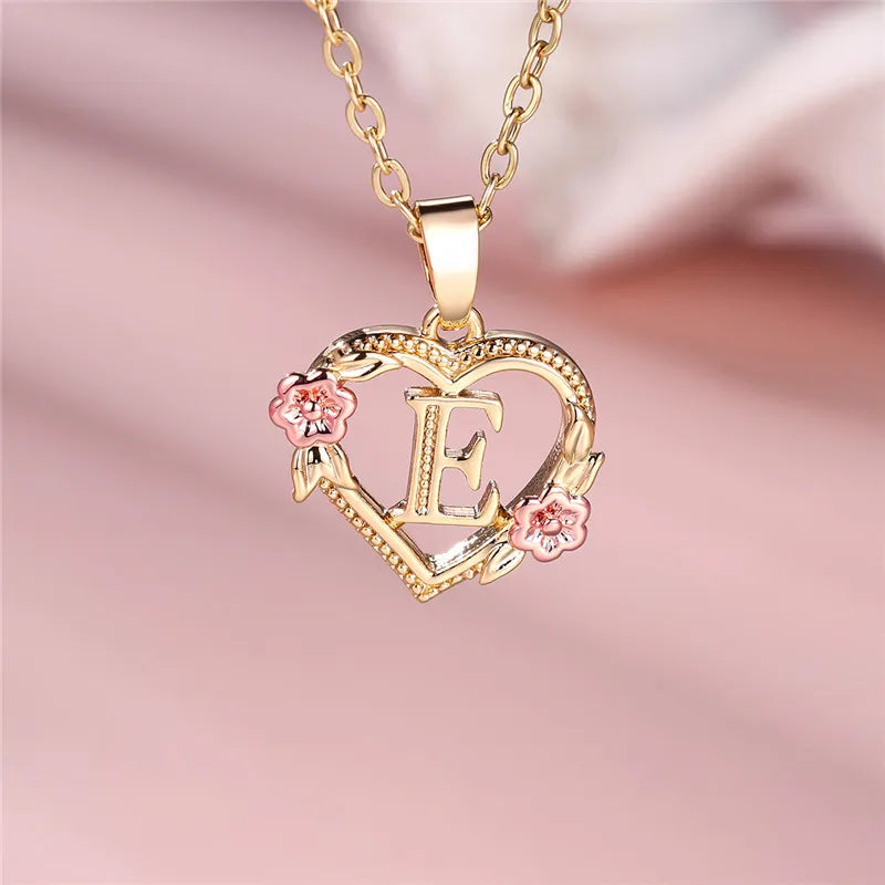 Collar Inicial Corazón Floral – Cadena Personalizada de Oro con Detalle de Flores