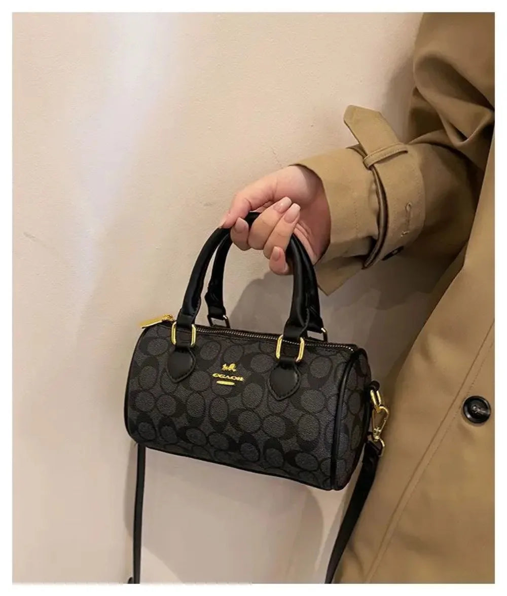 Bolso Mini Barrel Monograma – Elegancia y Estilo Casual