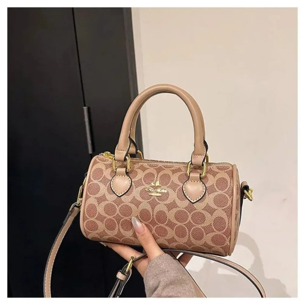 Bolso Mini Barrel Monograma – Elegancia y Estilo Casual