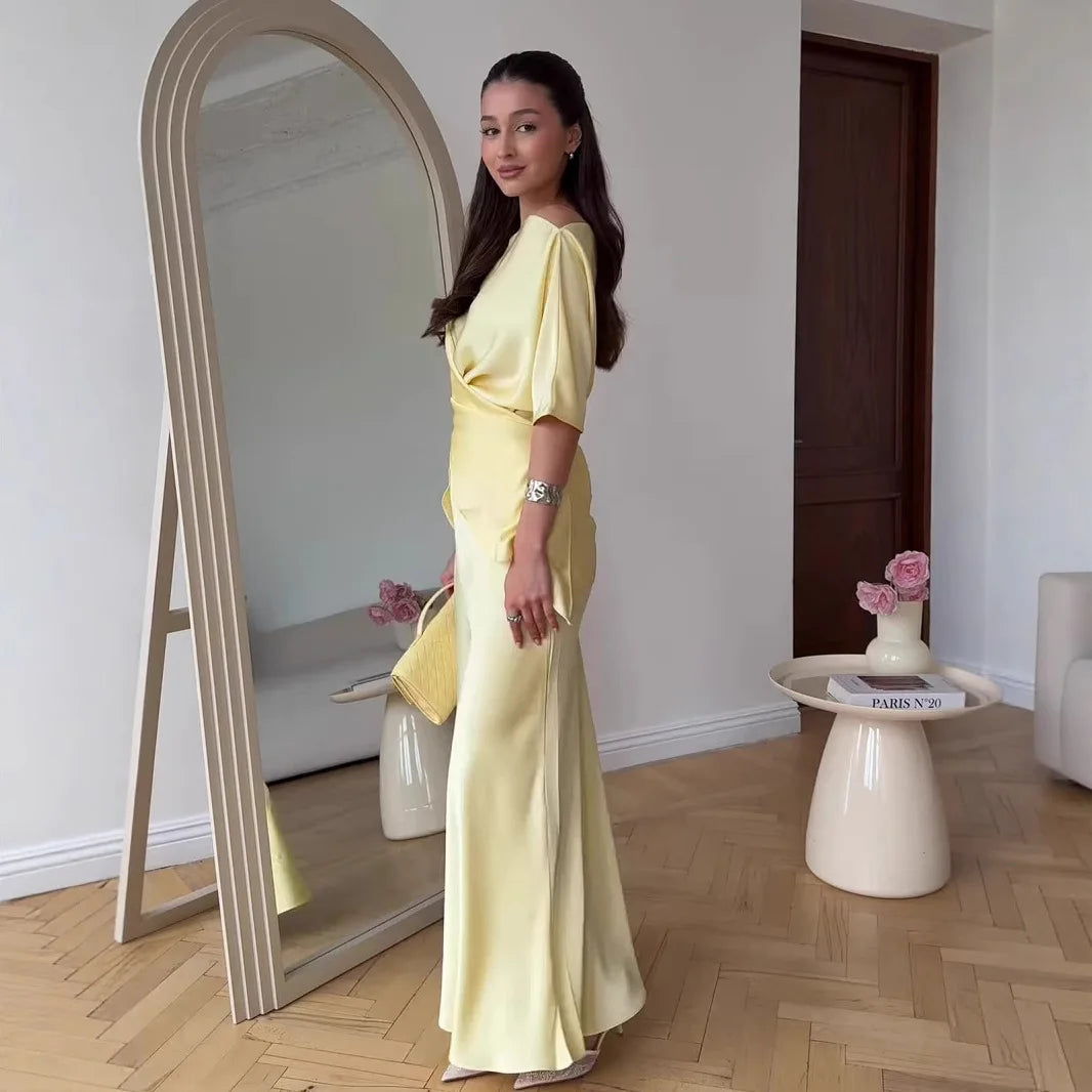 Vestido Largo Satinado con Cuello Barco y Cintura Cruzada - Amarillo Claro