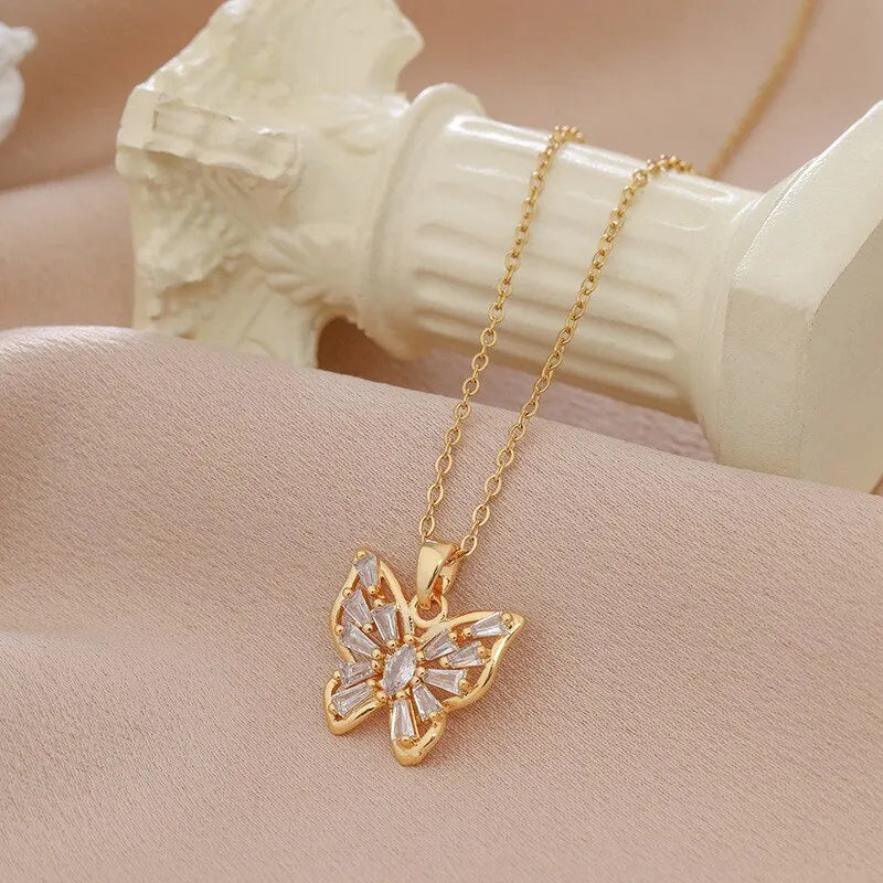Collar Mariposa de Cristal Brillante – Cadena Dorada con Dije de Zirconias