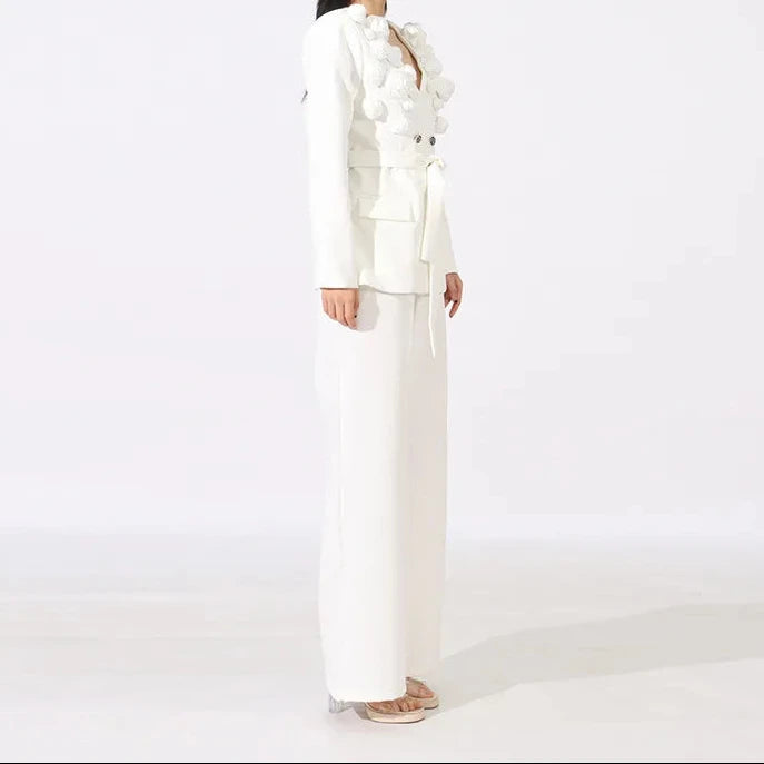 Conjunto Elegante de Blazer Cruzado con Apliques Florales 3D y Pantalón de Bota Ancha - Blanco