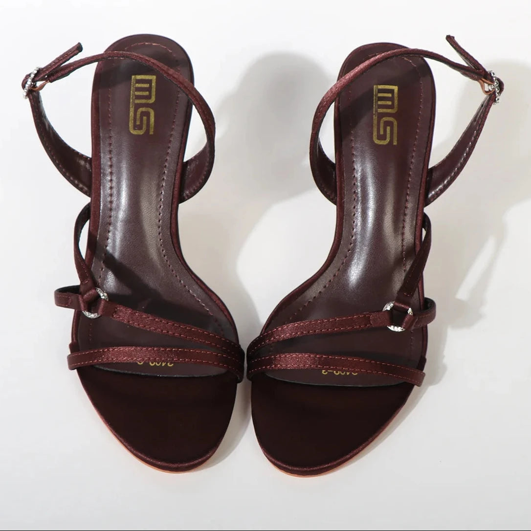 Sandalias Elegantes de Tacón con Tiras Finas y Hebilla | Alurea
