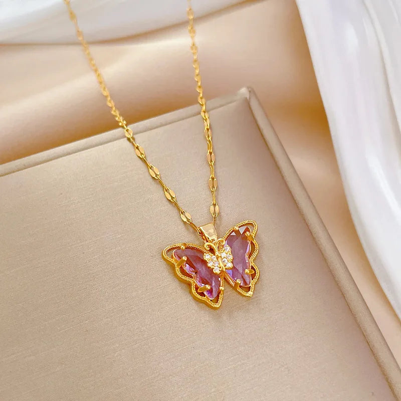 Collar Mariposa de Cristal Brillante – Cadena Dorada con Dije de Zirconias