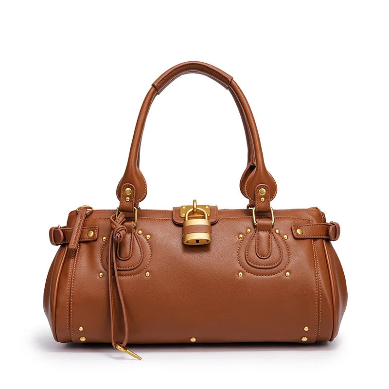 Bolso de Hombro de Piel en Negro con Candado Dorado y Tachuelas