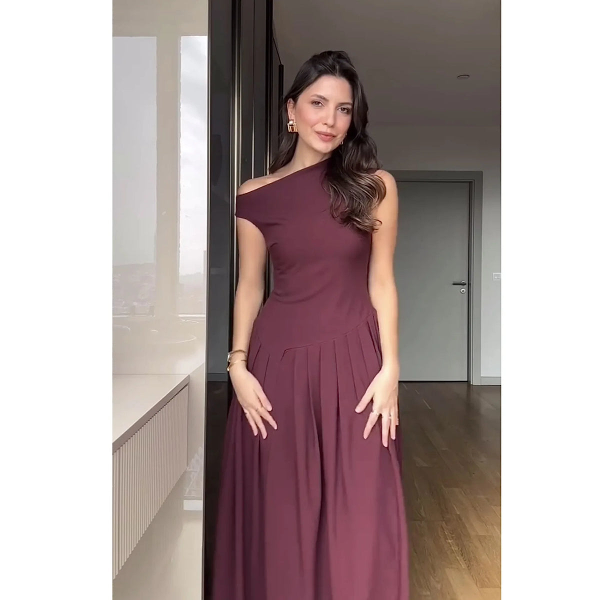 Vestido Largo Elegante de Escote Asimétrico con Falda de Tablones / Plisada