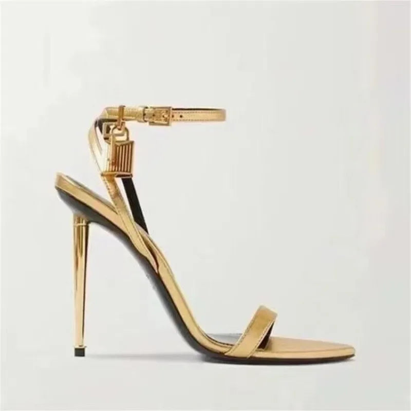 Sandalias de Tacón Alto con Detalle de Candado "Alurea"