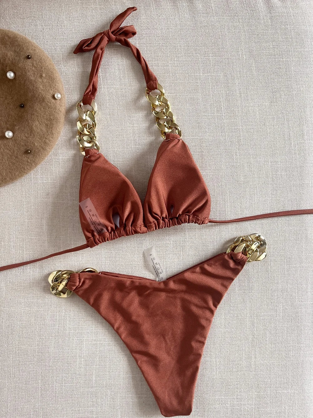 Bikini Negro Elegante con Detalles Dorados
