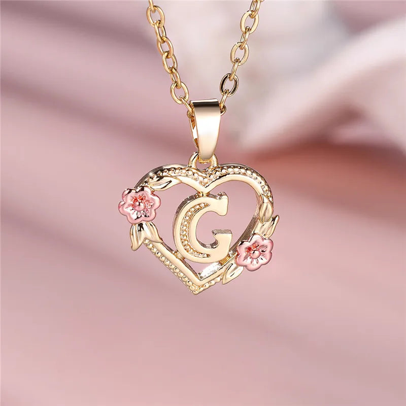 Collar Inicial Corazón Floral – Cadena Personalizada de Oro con Detalle de Flores