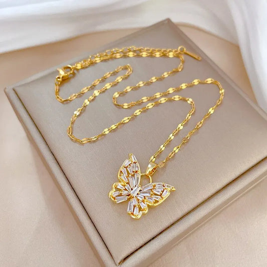Collar Mariposa de Cristal Brillante – Cadena Dorada con Dije de Zirconias