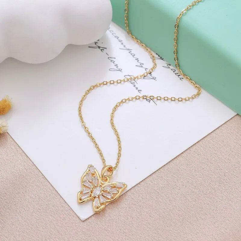 Collar Mariposa de Cristal Brillante – Cadena Dorada con Dije de Zirconias
