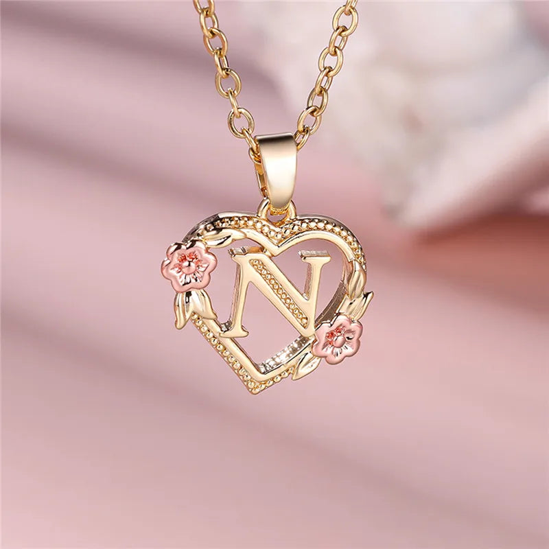 Collar Inicial Corazón Floral – Cadena Personalizada de Oro con Detalle de Flores