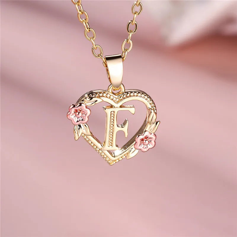Collar Inicial Corazón Floral – Cadena Personalizada de Oro con Detalle de Flores